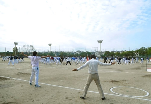 秋晴れの空の下全員でラジオ体操